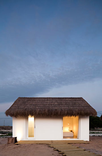 אחד הביתנים על חוף הים (צילום: Nelson Garrido)