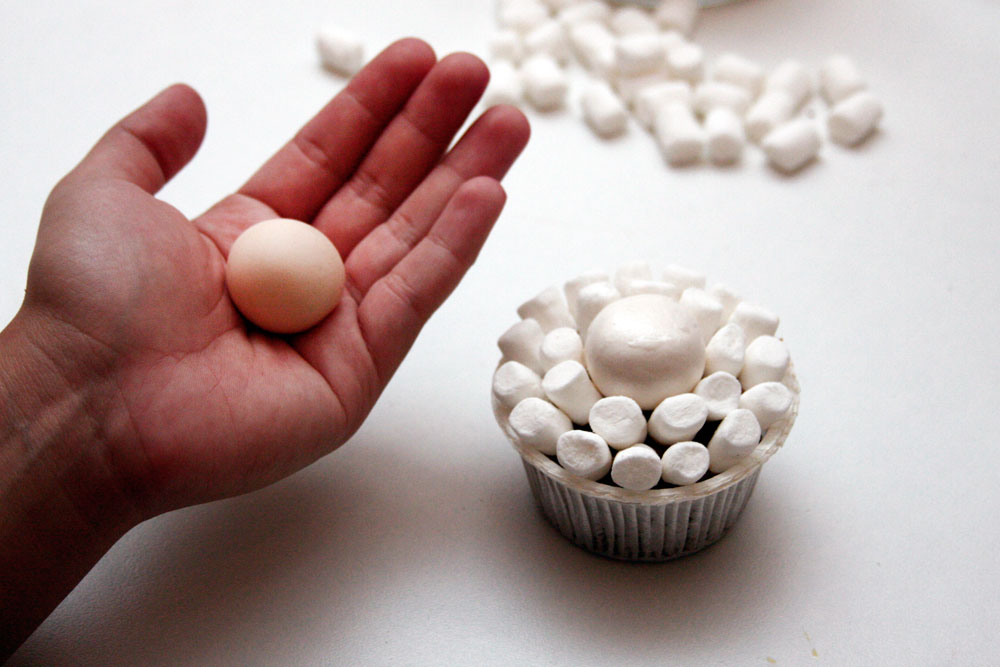 8. יוצרים מבצק סוכר בצבע גוף כדור בקוטר של 3 ס"מ – הוא יהיה הראש של הכבשה (צילום: לירון מקירי)