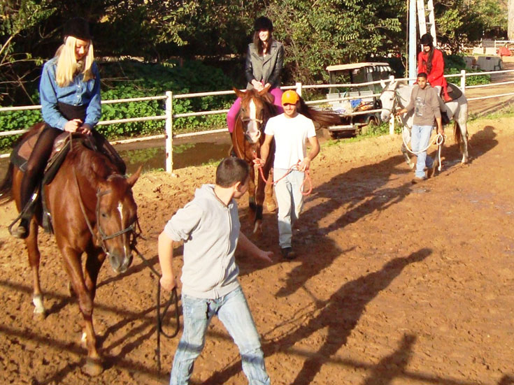 המועמדות מתנסות ברכיבה על הסוסים. "מדהים לראות איך המטפלים עובדים עם הילדים" (צילום: אוקי לב, וראייטי)