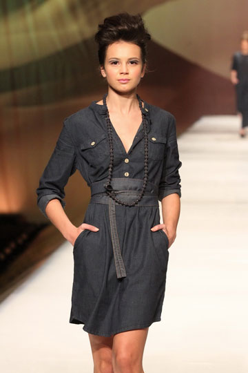 נבחרה לדגמן: אולגה קנדיס בתצוגת האופנה של קסטרו לאביב-קיץ 2012 (צילום: אבי ולדמן)