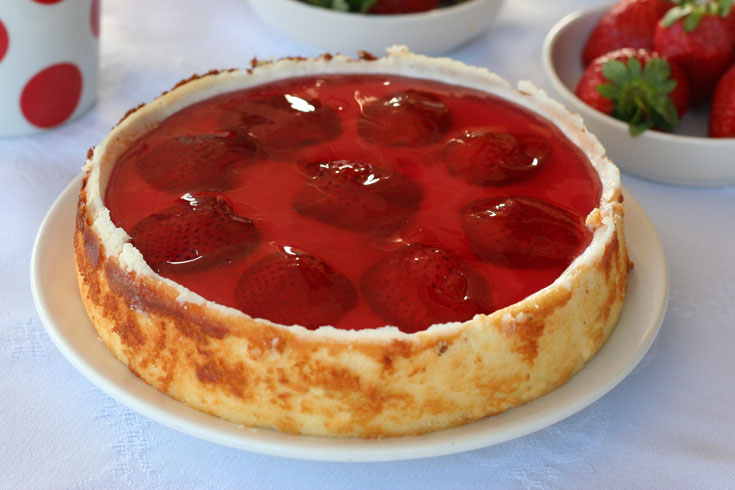 עוגת גבינה עם תותים (צילום: אסנת לסטר)
