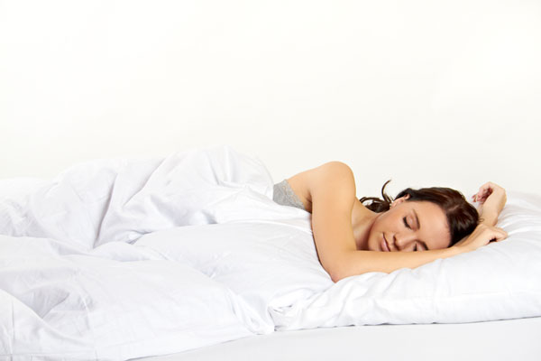  שינה מספקת תגרום לכך שתחפשו פחות את הארוחות המיותרות (צילום: shutterstock)
