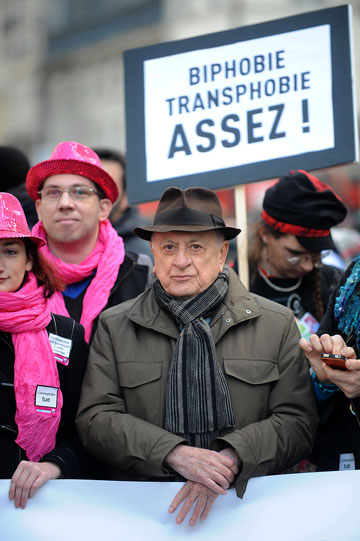 פייר ברז'ה, שהיה בן זוגו של איב סאן לורן, בהפגנה למען נישואים חד מיניים בצרפת (צילום: gettyimages)