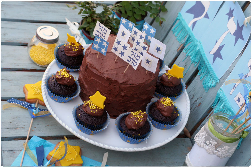 עוגת יום הולדת מקושטת בדגלונים (צילום: דליה ברנובר)