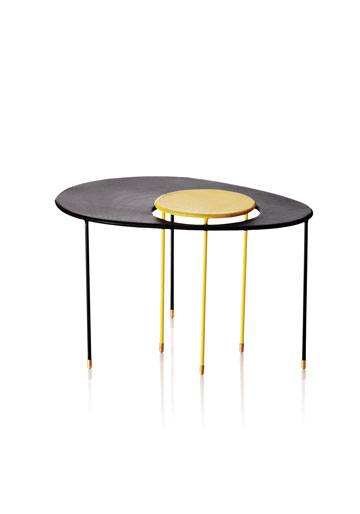 שולחן בשני צבעים בעיצוב מתייה מטגו. 300 יורו (צילום: Gubi A/S, cc)