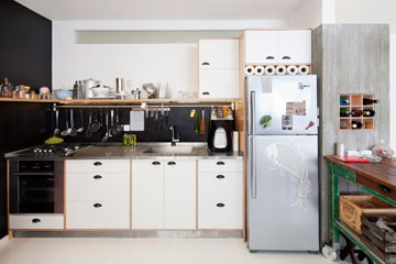 טיפ 1: שחור שמגדיר את המטבח. דירה בעיצוב דנה גוטמן ורותם סולרצ'יק (צילום: אביעד בר נס)