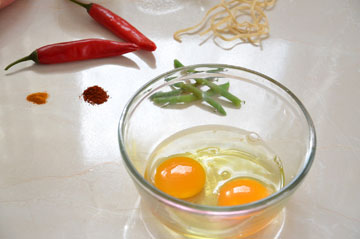 דרך מקורית להגשת ביצים וירקות בארוחה (צילום: חני הראל)