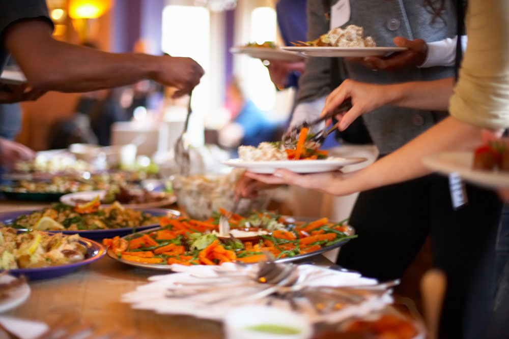 בארוחות "בופה" אנחנו נוטים לצרוך כמויות גדולות יותר של מזון (צילום: thinkstock)