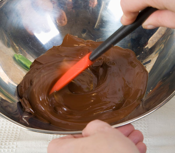 חשוב לערבב את השוקולד, כדי שההמסה תהיה אחידה ומהירה (צילום: יוסי סליס)