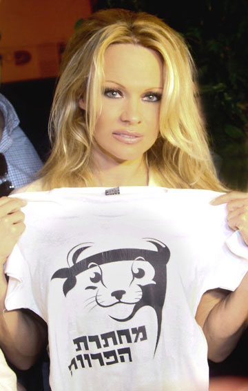 פמלה אנדרסון עם חולצה של "מחתרת הפרווה" (באדיבות Ronen Machleb for International Anti Fur Coalition)