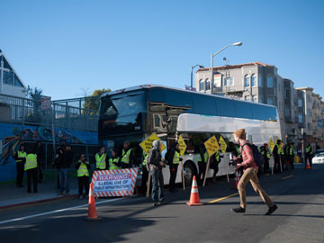 הפגנה נגד ההסעות של גוגל בסן פרנסיסקו. נאלצה לשלם (צילום: cjmartin, cc)