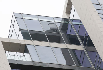 חיפוי הזכוכית שצנח ממגדל השופטים לרחוב, שלשום (צילום: טל שחר, ''ידיעות אחרונות'')