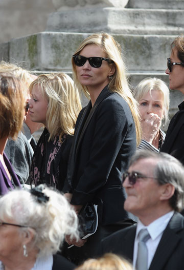 קייט מוס בטקס זיכרון לאלכסנדר מקווין, 2010 (צילום: gettyimages)