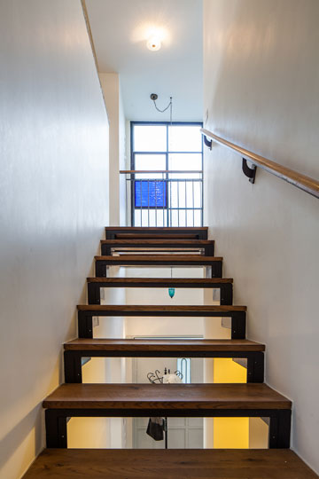 המדרגות מסתיימות בגשר שמחבר בין חדרי השינה בקומה העליונה (צילום: טל ניסים)