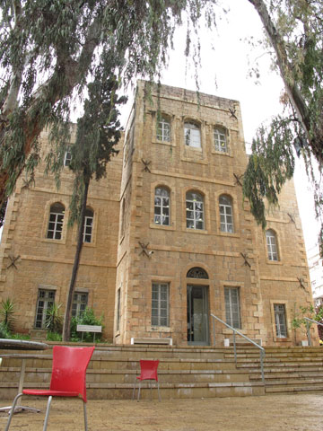 המחלקה לאדריכלות ממוקמת בבניין ההיסטורי של בצלאל במרכז העיר, הרחק מהקמפוס שבו לומדים כל שאר הסטודנטים (צילום: מיכאל יעקובסון)