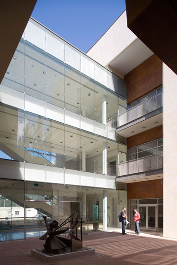 בניין ארזי-עופר בתכנון האחים סקר, שזכה בפרס רכטר בקטיגורית האדריכלים הצעירים (צילום: עמית גרון)
