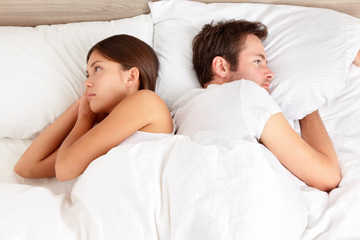 אם אתם הולכים לישון ככה כל לילה, לא כדאי לקחת החלטה? (צילום: shutterstock)