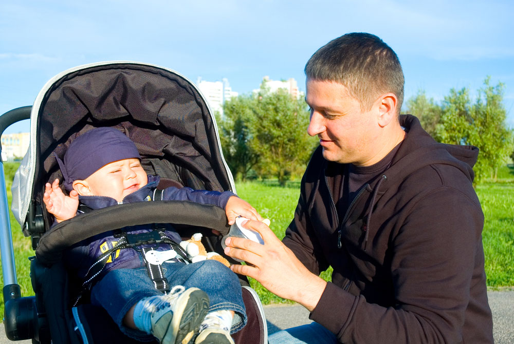 באמת? גם אבות לפעמים מטיילים עם עגלת תינוק? (צילום: shutterstock)