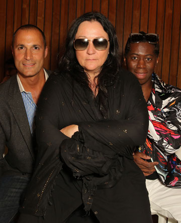 גדולה בניו יורק: קלי קטרון, היחצנית של כהן, עם נייג'ל ברקר וג'יי אלכסנדר מהתוכנית America's Next Top Model (צילום: gettyimages)