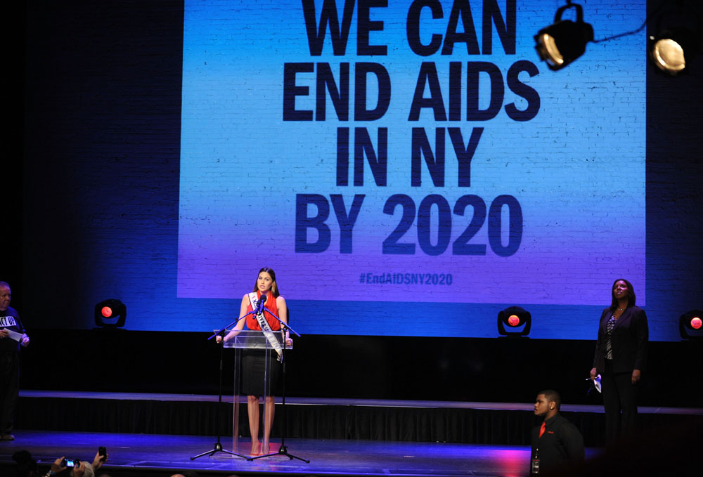 נואמת באירוע למלחמה באיידס (צילום: gettyimages)