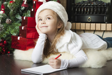 הילד הזה כותב מכתב לסנטה קלאוס. הוא לא יודע על הכסף שמתגלגל מאחור (צילום: thinkstock)