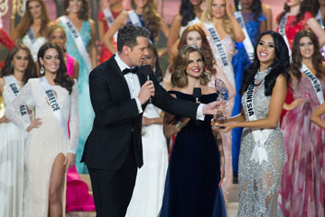 מיס אינדונזיה מקבלת את הפרס בתחרות השמלות הלאומיות (צילום: Richard D. Salyer)