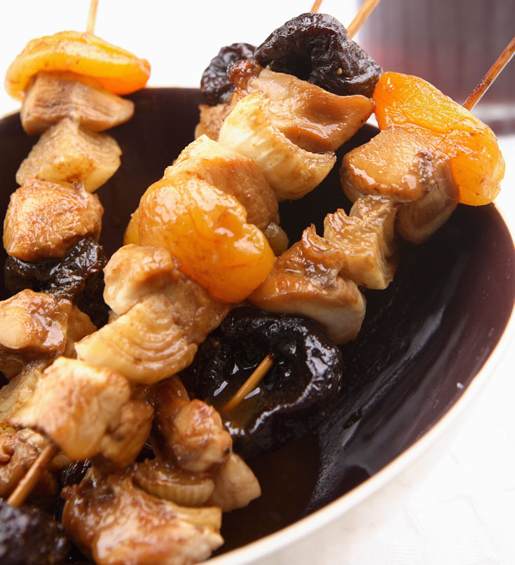 שיפודי עוף בתנור עם פירות יבשים (צילום: כפיר חרבי, סגנון: דלית מרחב)