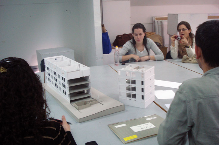 לומדים אדריכלות בוויצ''ו חיפה. מחלקה קטנה יחסית, עם אינטראקציה בין המחלקות השונות (באדיבות המרכז האקדמי ויצו חיפה)