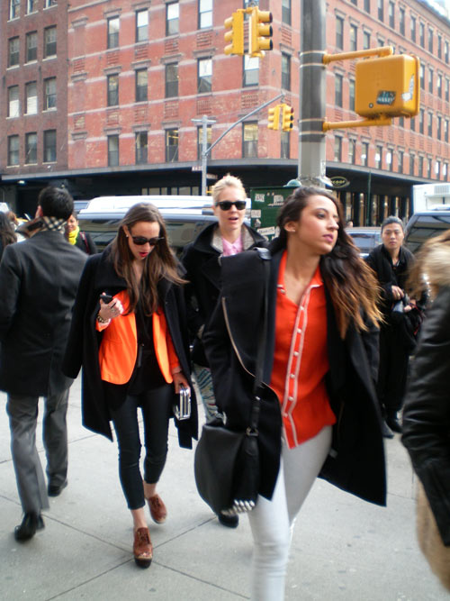 פאשניסטות ניו יורקיות בכתום בשבוע האופנה (צילום: גיא סילברמן)