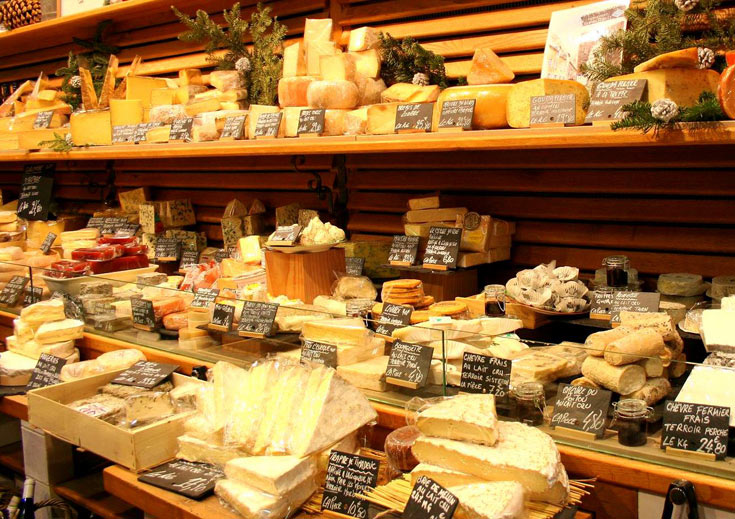 בניגוד לשווקים אחרים בפריז, המחירים באליגרה דווקא סבירים. חנות גבינות בשוק (צילום: שרון היינריך)