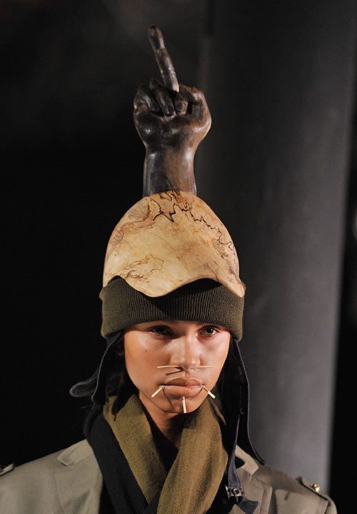 כובע עם אצבע משולשת בתצוגה של מיגל אדרובר (צילום: gettyimages)