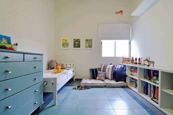 שימוש בצבע גם בחדר הילדים, עם טפט גיאומטרי, מרצפות מצוירות באפור וטורקיז ואיורים שהוזמנו באינטרנט ומוסגרו (צילום: אילן נחום)