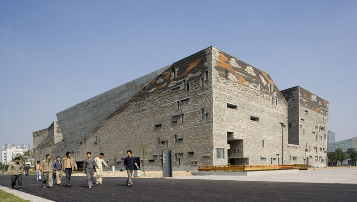 כמעט כל הפרויקטים של וואנג שו תוכננו והוקמו בסין. זהו מוזיאון ההיסטוריה בעיר נינגבו (צילום: Lv Hengzhong)