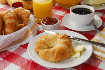 ארוחת בוקר בחוץ - מינימום מאמץ (צילום: shutterstock)