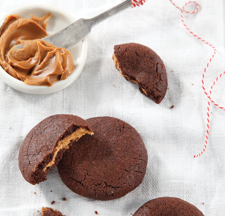 בביס הראשון תתגלה ההפתעה שבפנים. עוגיות שוקולד במילוי קרם עוגיות "לוטוס" (צילום: דניה ויינר, סגנון: דיאנה לינדר)