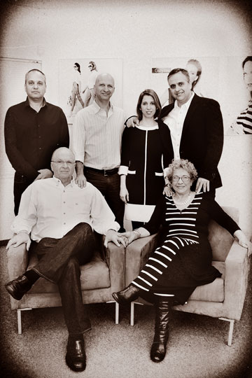 קשרי המשפחה מאחורי קרייזי ליין: רבקה, גיורא, עדו, עפרה, עמית וערן לוין (צילום: שי נייבורג)