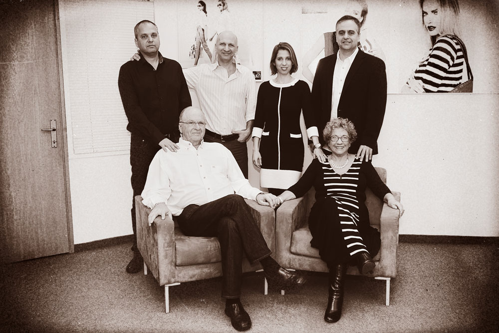 משפחת לוין למותג האופנה קרייזי ליין. ''זו פריבילגיה לעבוד עם משפחה, בעיקר כשיודעים להסתדר אחד עם השני'' (צילום: שי נייבורג)