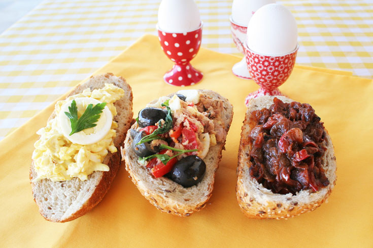 נשיקות לחם במילויים שונים: שקשוקה (מימין), סלט טונה וסלט ביצים (צילום: אסנת לסטר)