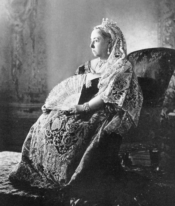 היתה חובבת תחרה ידועה. המלכה ויקטוריה, 1897 (צילום: W. and D. Downey)