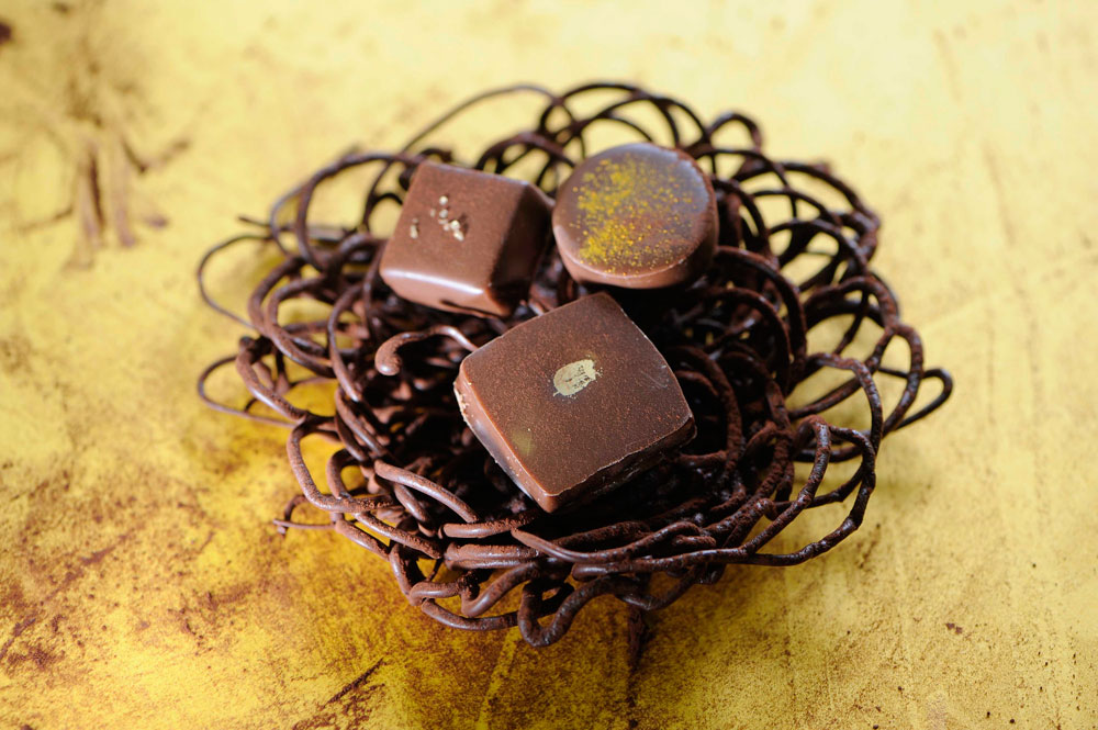 יכול לשמש גם מצע לקינוח אישי או לשוקולדים. קישוט סלסולי שוקולד ופרלינים של איקה (צילום: דודו אזולאי)