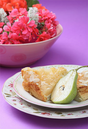 עוגת אגסים וקינמון הפוכה בלי סוכר (צילום: כפיר חרבי, סגנון: עמית דהאן)