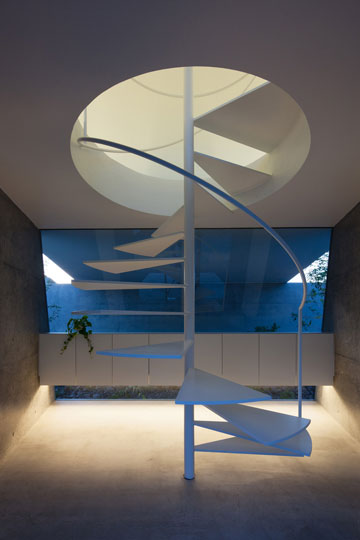 אור עובר דרך המדרגות הלולייניות (צילום: Courtesy of mA-style architects)