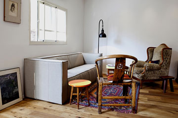 ספה, כורסה וכיסא אפריקאי בסלון (צילום: דנה קרן)