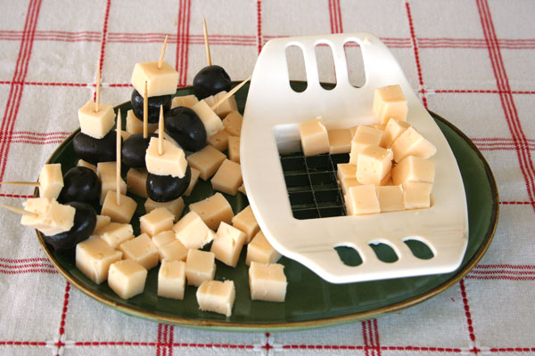 רשת לחיתוך גבינה צהובה (צילום: אסנת לסטר)