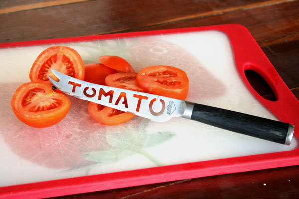 סכין לחיתוך עגבניות (צילום: אסנת לסטר)