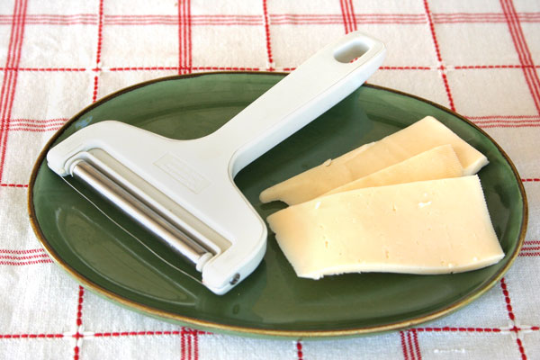 כלי לחיתוך גבינה צהובה (צילום: אסנת לסטר)