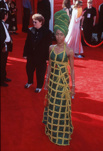 אריקה באדו, 2000. ניסתה להביא את המסורת האפריקאית לשטיח האדום (צילום: gettyimages)