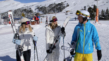  רונן כץ, מנכ"ל Ski Deal, עם לין צוקרמן והדר דולינסקי (צילום: ששון משה)