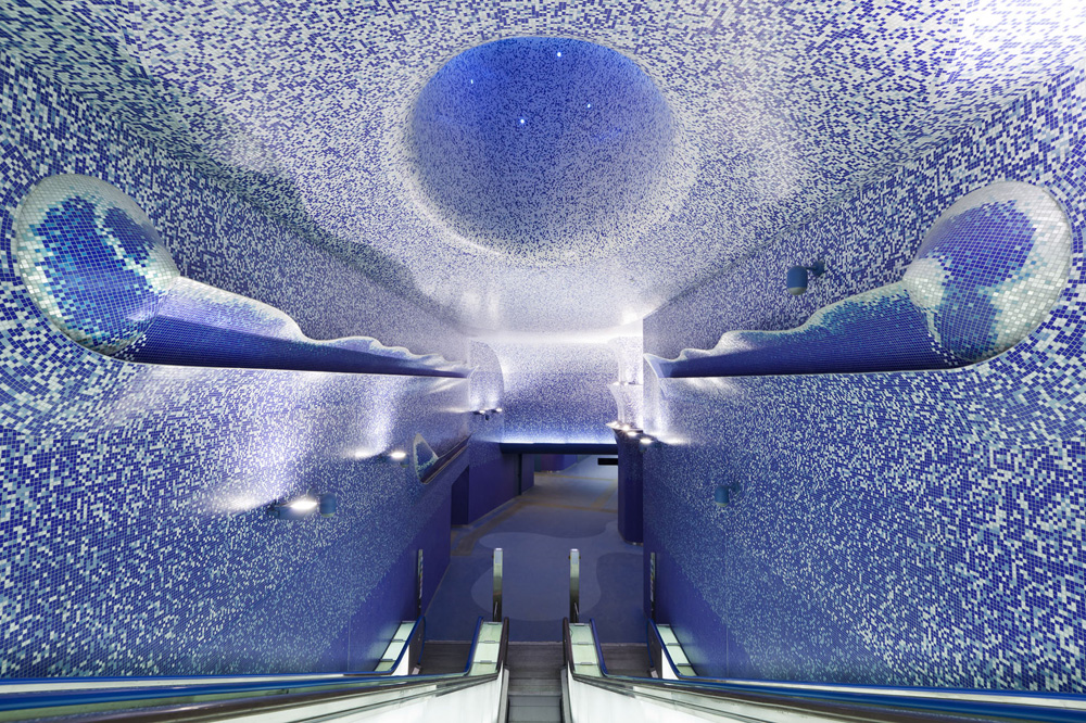 מים ואור הם התמות העיצוביות של תחנת טולדו. כל החללים – אולם הכניסה, המדרגות הנעות, המסדרונות שמובילים אל הרציפים - מצופים במוזאיקה כחולה-לבנה (צילום: Andrea Resmini - HeziBank)