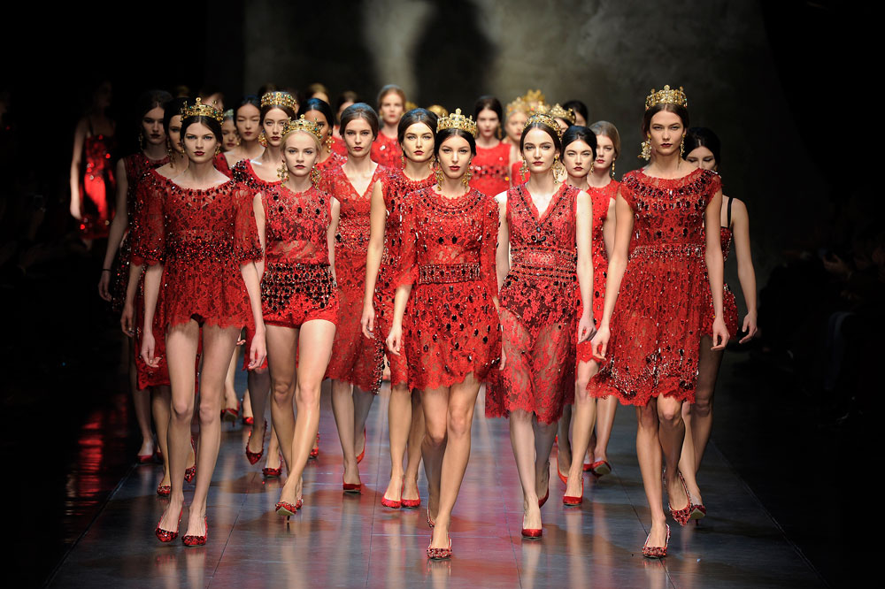 תצוגת האופנה של דולצ'ה וגבאנה במילאנו. מלכותית ונוצצת (צילום: gettyimages)